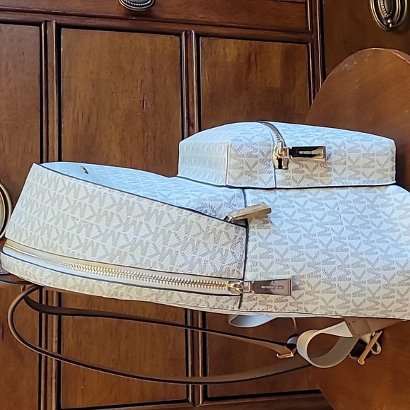 Michael Kors Logo Backpack - Picture 4 of 16